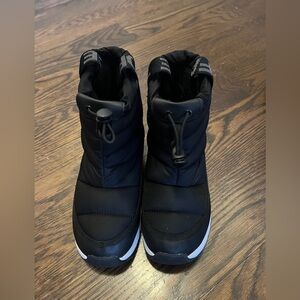The North Face Black Winter Boots (almost news) Kids US size 2